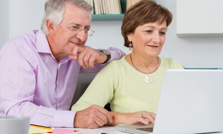 How to Offer Tech Support to Your Older Relatives